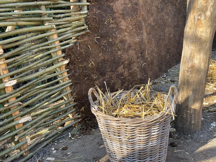 IJzertijd Boerderij vlechtwerk met poep van de ossen.jpg